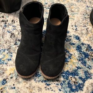 Tom’s wedge boot super cute comfortable, excellent shape, smoke free home